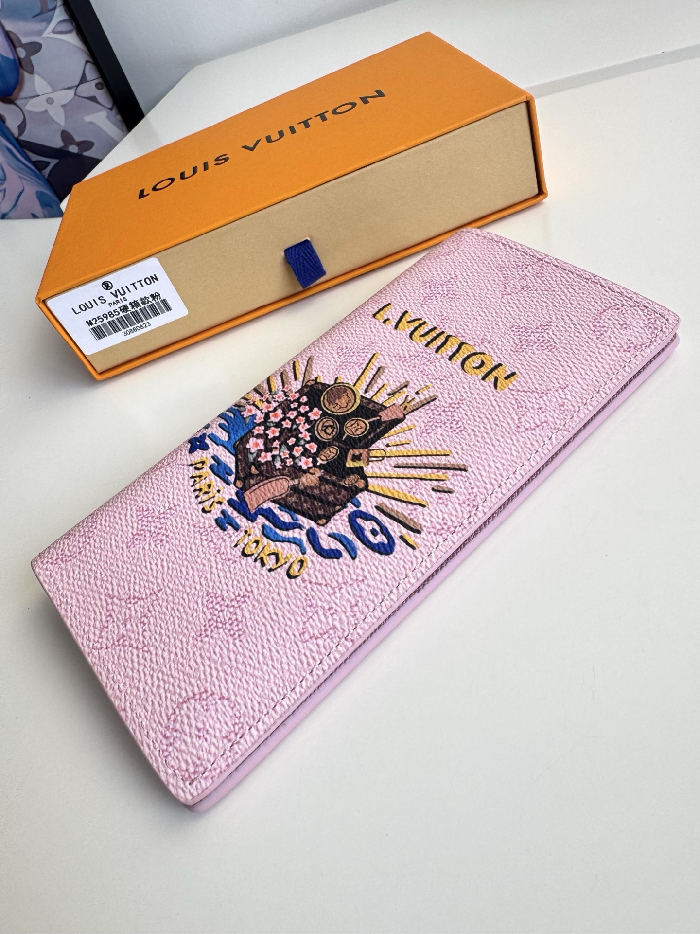 🇫🇷海外原單M25985硬箱粉色獨家實拍！本款 Brazza 錢夾為 Monogram 帆布描繪活力盎然的和風圖案。經典纖長構型囊括口袋、卡片夾層與拉鍊零錢隔層。尺寸：19×10×2cm