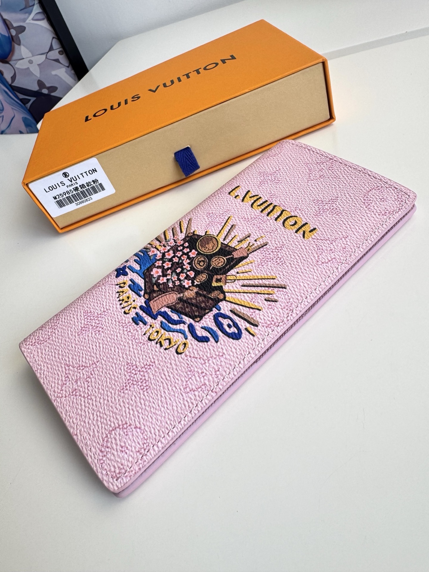🇫🇷海外原單M25985硬箱粉色獨家實拍！本款 Brazza 錢夾為 Monogram 帆布描繪活力盎然的和風圖案。經典纖長構型囊括口袋、卡片夾層與拉鍊零錢隔層。尺寸：19×10×2cm