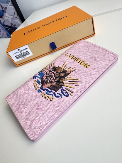 🇫🇷海外原單M25985硬箱粉色獨家實拍！本款 Brazza 錢夾為 Monogram 帆布描繪活力盎然的和風圖案。經典纖長構型囊括口袋、卡片夾層與拉鍊零錢隔層。尺寸：19×10×2cm