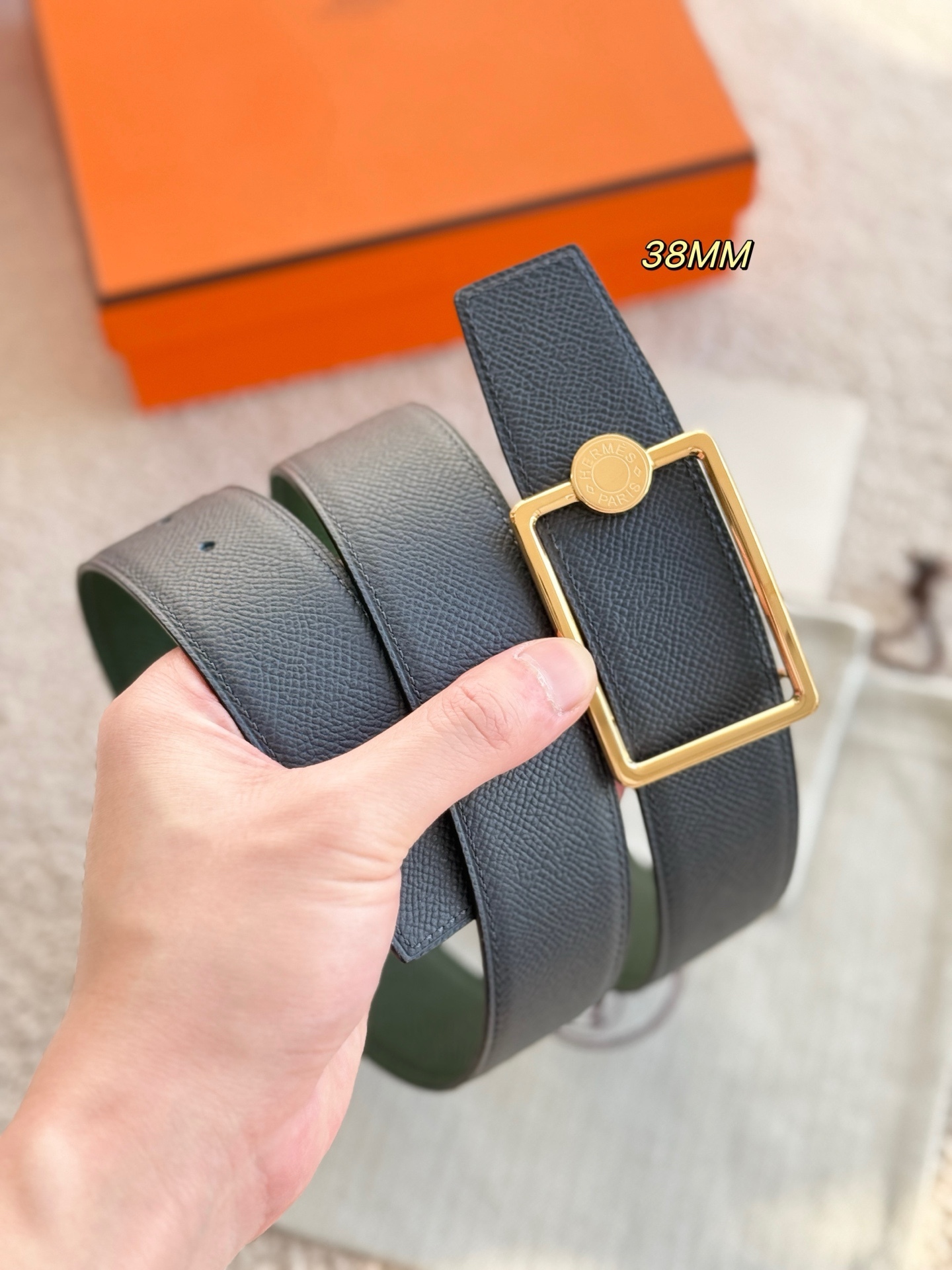 
❤️款 （ Y AA 080 ）OSCAR 搭配双面进口Epsom 皮 宽度38MM 以其精湛工艺高品质材料和经典设计备受推崇 是男士腰带顶级选择 简约大气 适合商务和休闲场合 产品手感细腻 不仅是实用配饰 更是身份与品味的象征 ❤️