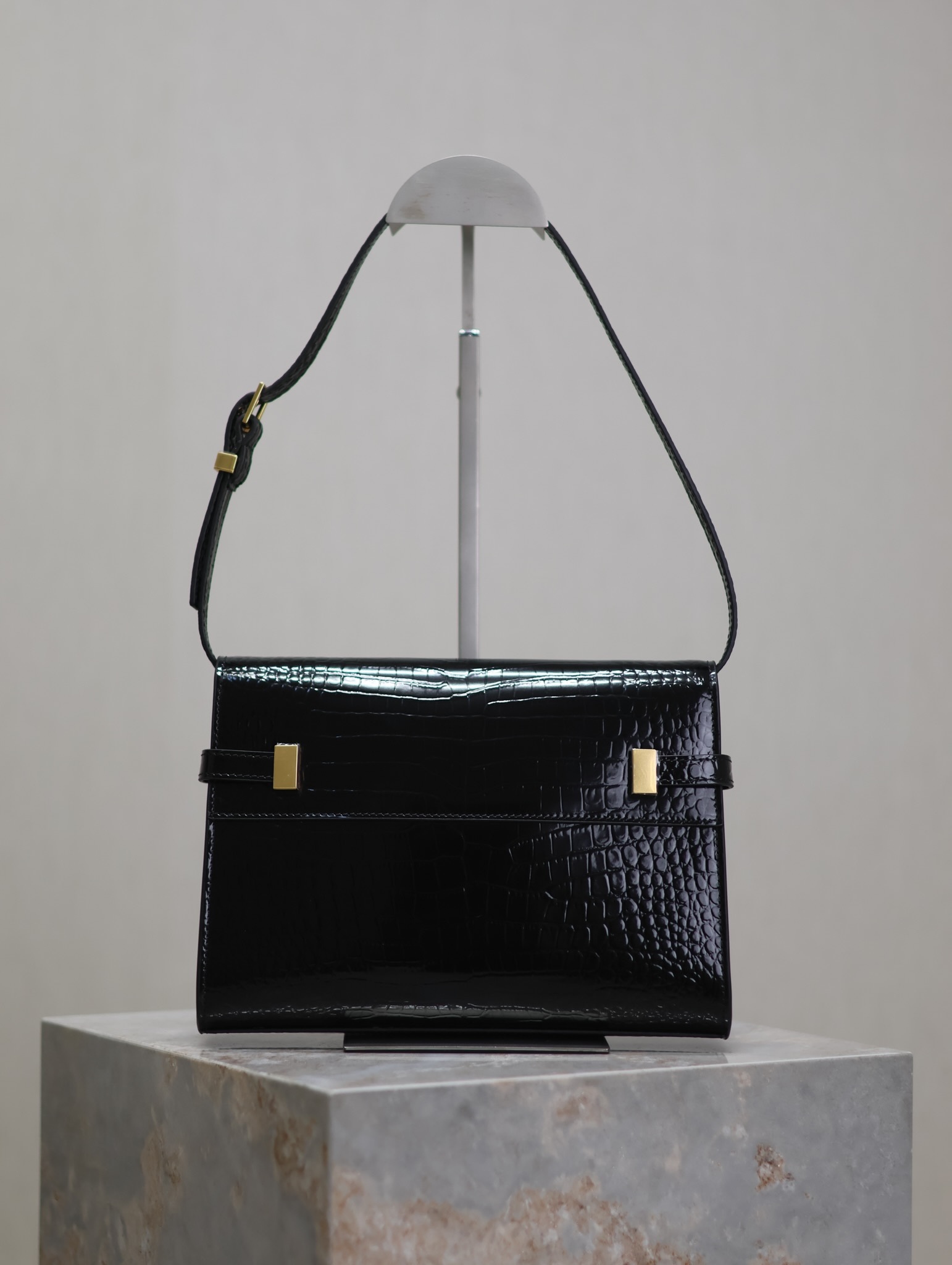 Manhattan_24cm
專櫃同步新款Manhattan法棍包小號24cm全新到貨！最新包型翻蓋曼哈頓法棍包，一改以往經典的logo，取而代之低調簡約的設計風格，它有點像H家的凱莉，很有復古的味道！商務➕休閒兩者結合，總結起來就是百搭！可以手拿，可以單肩或斜挎，一包多用，滿足了商務型女士，又滿足了小女生的休閒！精心挑選的原廠皮、完美的走線、精緻的五金讓整個包包都散髮出高級的味道！
型號：675626
尺寸：24x17.5x6cm