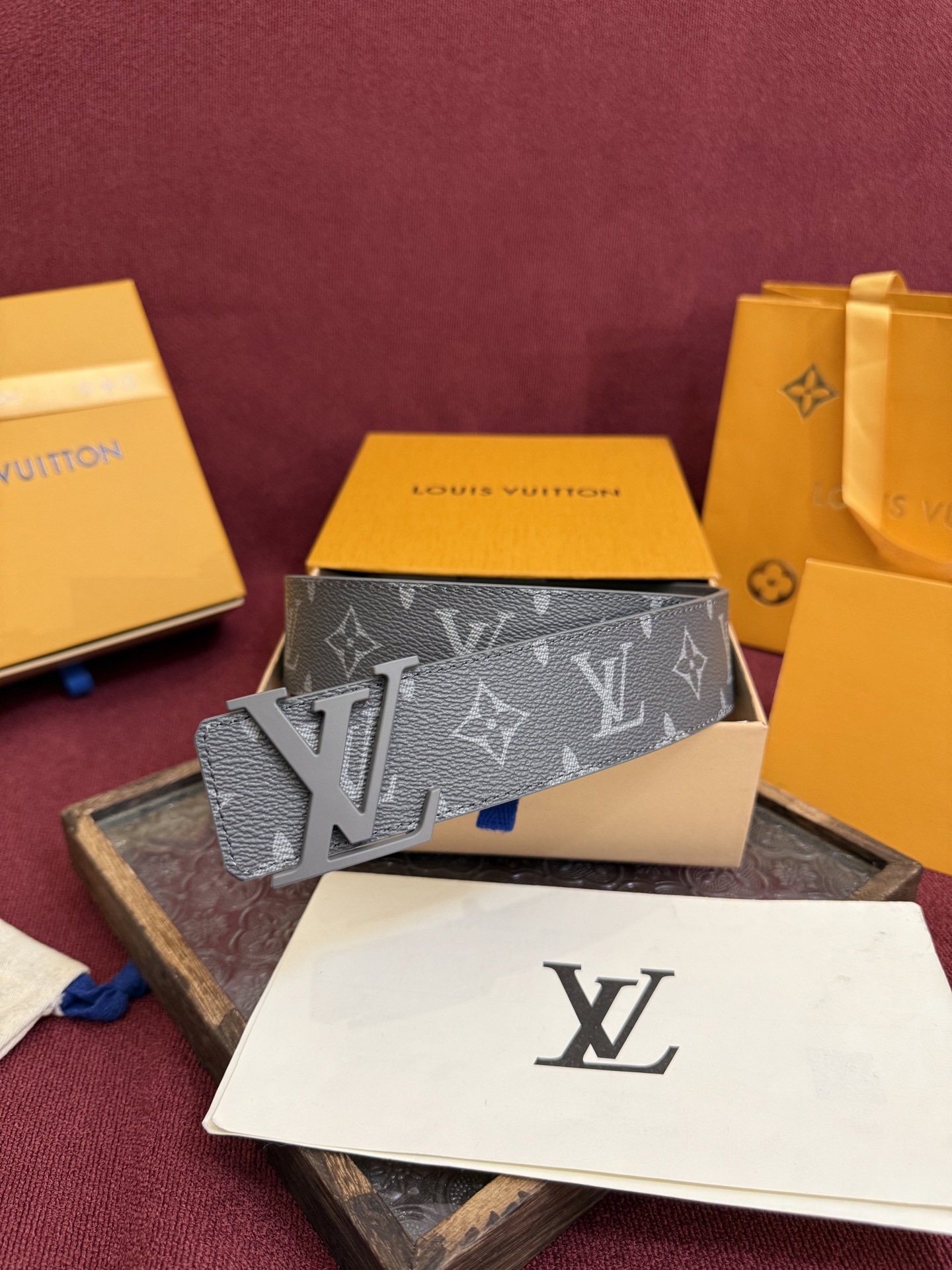 
lv男士新款皮帶寬度4cm 訂製帆布面料飾有全新的圖案效果(顏色純正) 襯托進口小牛皮配色底 搭配精緻的字母搭扣 手感極佳