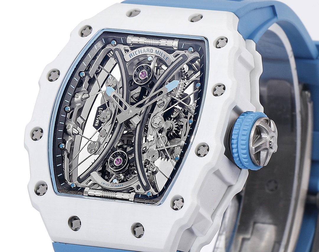 白色TPT石英纖維
【RICHARD MILLE】理查米爾RM53-01 將腕表設計與運動賽事相互結合，完美詮釋了賽場上的勇者堅定信念、頑強拼搏的精神。RM53-01以馬術運動為背景，採用多種高科技材料來抵御運動時帶來的強烈撞擊，從而保證不受破壞、正常運轉。高科技材質打造如同“護具”。“RM 53-01 PABLO MAC DONOUGH”的陀飛輪腕表，此款腕表除具備運動腕表的動感與活力外，還配備了堅固的TPT®碳纖維表殼、層壓藍寶石水晶表鏡以及固定機芯的懸浮式鋼索，有效的降低巨大衝擊、