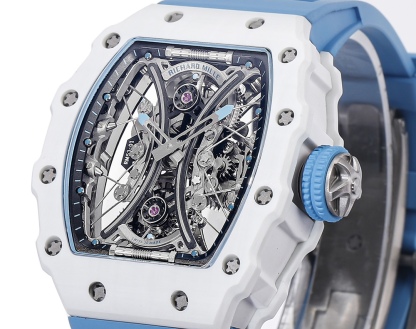 白色TPT石英纖維
【RICHARD MILLE】理查米爾RM53-01 將腕表設計與運動賽事相互結合，完美詮釋了賽場上的勇者堅定信念、頑強拼搏的精神。RM53-01以馬術運動為背景，採用多種高科技材料來抵御運動時帶來的強烈撞擊，從而保證不受破壞、正常運轉。高科技材質打造如同“護具”。“RM 53-01 PABLO MAC DONOUGH”的陀飛輪腕表，此款腕表除具備運動腕表的動感與活力外，還配備了堅固的TPT®碳纖維表殼、層壓藍寶石水晶表鏡以及固定機芯的懸浮式鋼索，有效的降低巨大衝擊、