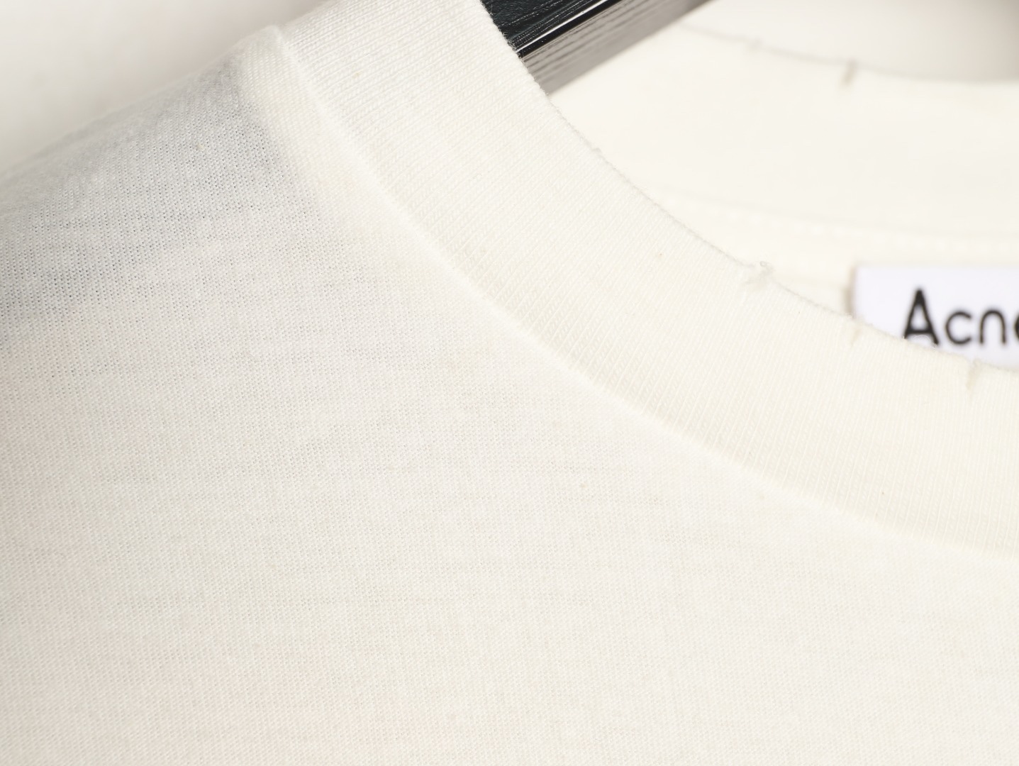 🔝Acne Studios 26SS 1996字母印花短袖T恤
面料是定制定染的32支220g原版雙紗棉，胚布經過高盂環保染色，裁大貨前還要進行高溫環縮水，降低縮水率的同時使得手感更柔軟舒適，印花方面必須五層膠漿，第一遍必須為進口打底漿，填平布料上極為細小的線洞，再由高溫床烤乾再劇頗色，採用油墨因熱平網印花，一共刷五層，每一層間隔為時間為30分鐘，才能保證出來的成品保持原版的質感，全套開發輔料
尺碼：S-XL