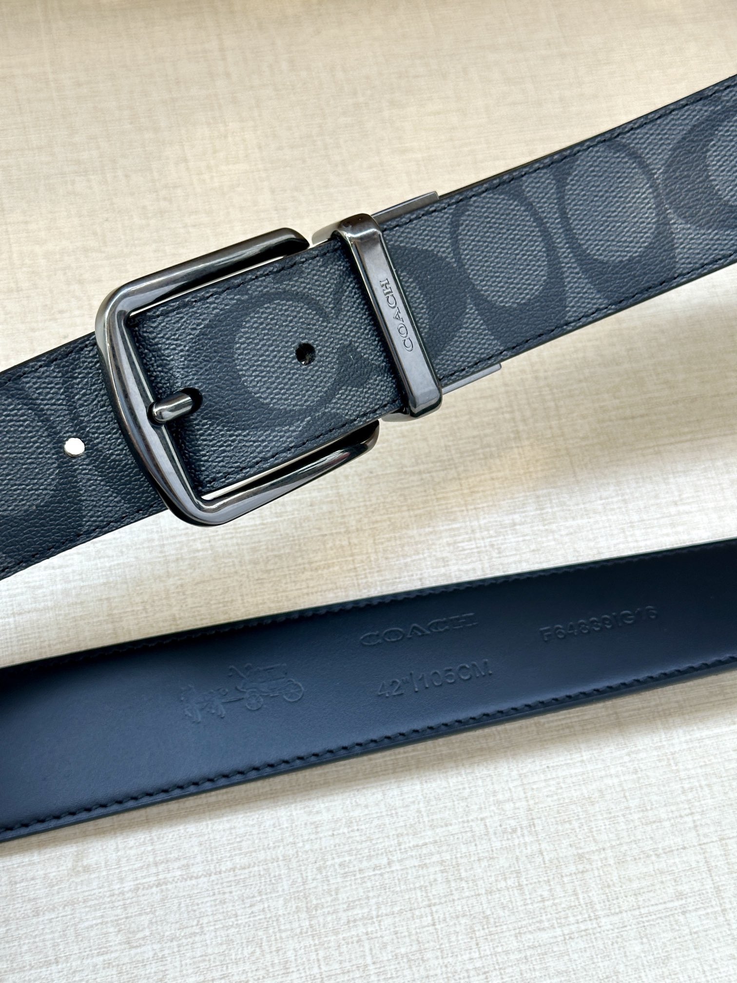 3.7cm（寬）COACH  這款雙面腰帶採用運動小牛皮製作，配有經典標誌帶扣，一款產品，兩種外觀。其合身度可個性定制，可用剪刀進行剪裁。
SAZ
D45
SMM
運動小牛皮
可裁剪
雙面
