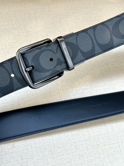 3.7cm（寬）COACH  這款雙面腰帶採用運動小牛皮製作，配有經典標誌帶扣，一款產品，兩種外觀。其合身度可個性定制，可用剪刀進行剪裁。
SAZ
D45
SMM
運動小牛皮
可裁剪
雙面
