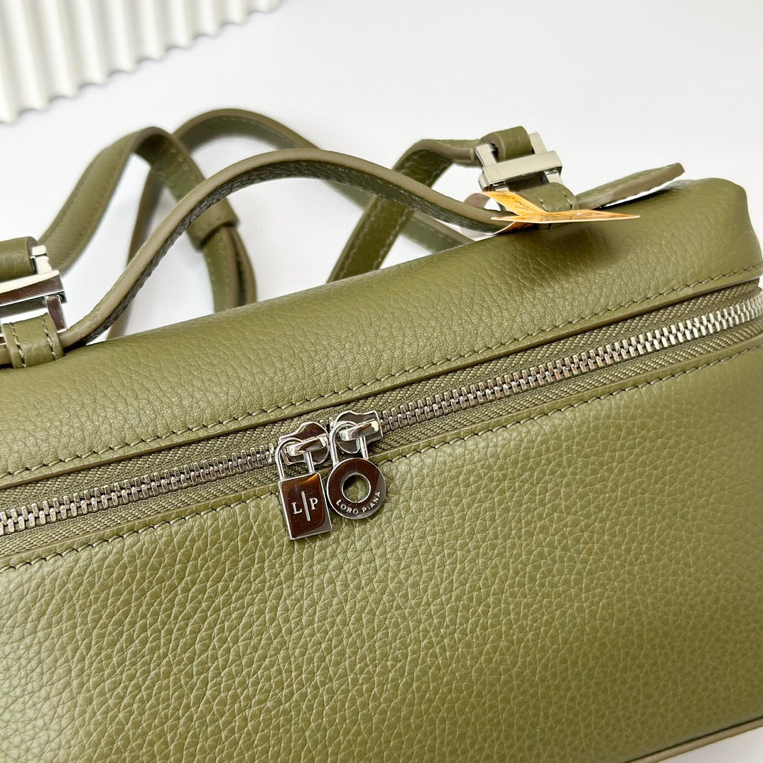 𝓛𝓸𝓻𝓸 𝓟𝓲𝓪𝓷𝓪諾悠翩雅
𝑬𝒙𝒕𝒓𝒂 𝑷𝒐𝒄𝒌𝒆𝒕 𝑳𝟏𝟗 
這是一款大開口結構的功能性設計的手拿包，經典風格和簡約設計的組合體。包身採用進口原廠小牛皮材質，輕微的錘紋呈現優雅的紋理，內里採用進口原廠小羊皮。皮革手柄和可拆卸肩帶，可打造出不同背法實用百搭。雙向拉鍊開合，搭配My Charms銀色金屬掛飾。（LP特級全鋼配件五金）
size：11×19×6.5cm
貨號：FAN4046
配套全套專櫃禮盒包裝🎁