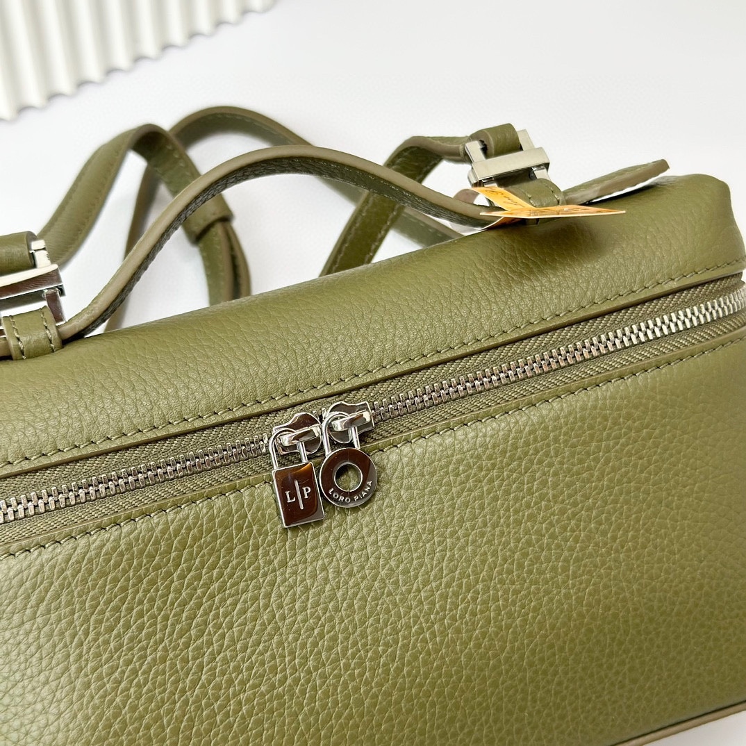 𝓛𝓸𝓻𝓸 𝓟𝓲𝓪𝓷𝓪諾悠翩雅
𝑬𝒙𝒕𝒓𝒂 𝑷𝒐𝒄𝒌𝒆𝒕 𝑳𝟏𝟗 
這是一款大開口結構的功能性設計的手拿包，經典風格和簡約設計的組合體。包身採用進口原廠小牛皮材質，輕微的錘紋呈現優雅的紋理，內里採用進口原廠小羊皮。皮革手柄和可拆卸肩帶，可打造出不同背法實用百搭。雙向拉鍊開合，搭配My Charms銀色金屬掛飾。（LP特級全鋼配件五金）
size：11×19×6.5cm
貨號：FAN4046
配套全套專櫃禮盒包裝🎁