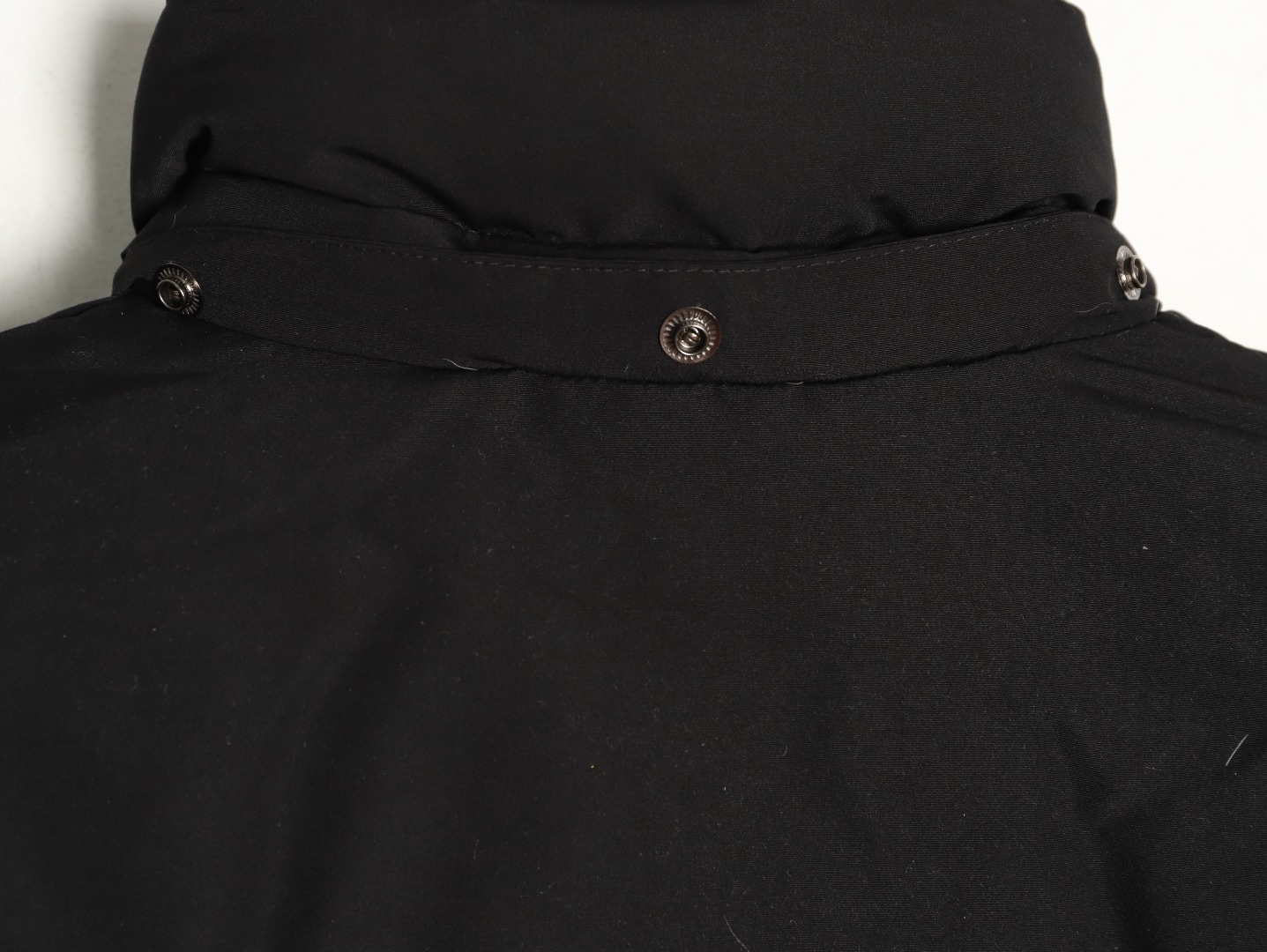 Moncler/蒙口 Gamme Rouge雙口袋連帽羽絨服
Moncler Gamme Rouge男士羽絨服，酒紅色超
有質感，尼龍面料防潑水，90絨填充保暖力滿分
。連帽設計＋金屬按扣，細節控必入！兩個翻蓋
口袋超實用，寬松版型，隨便搭配都很時髦，冬季
出街或戶外都很適合～
A Size:1-5