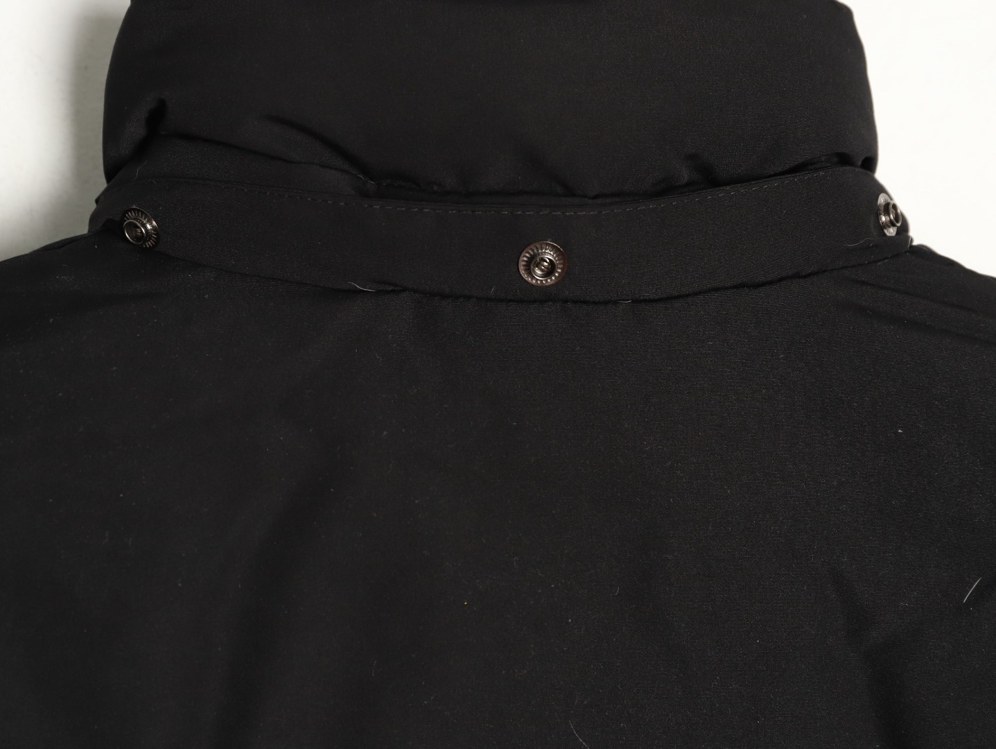 Moncler/蒙口 Gamme Rouge雙口袋連帽羽絨服
Moncler Gamme Rouge男士羽絨服，酒紅色超
有質感，尼龍面料防潑水，90絨填充保暖力滿分
。連帽設計＋金屬按扣，細節控必入！兩個翻蓋
口袋超實用，寬松版型，隨便搭配都很時髦，冬季
出街或戶外都很適合～
A Size:1-5