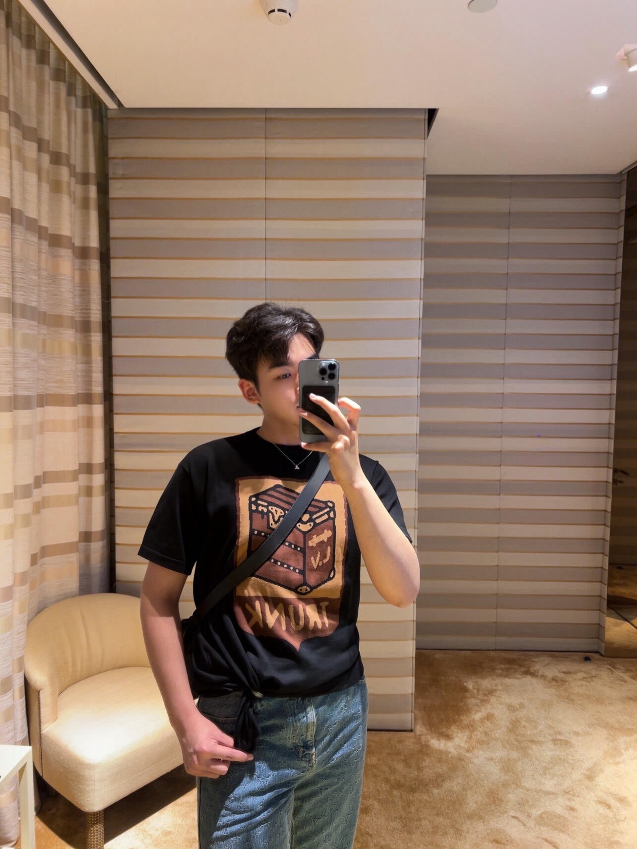 🔝LOUIS VUITTON LV 皮箱幾何圖針織短袖T恤
定織雲柔密紡棉針織料，嵌花提花織法，精細編織不僅確保了圖案的清晰度，還大大增強了織物的耐用性，成衣洗水加軟去味工藝，通過專業的洗滌設備和特定的洗滌劑，對衣物進行深度清潔和去味處理，改善衣物的手感和外觀，寬松版型
B Size：S-XL