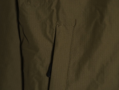Stone Island/石頭島 24ss 手臂刺繡羅盤衝鋒衣外套
石頭島春季最熱單品 超級吸睛的一款衝鋒衣外套 一眼就能愛上 採用梭織防風防水面料 手感細膩順滑 寬松連帽的版型  水洗標一應俱全 細節滿滿的一款衝鋒衣 大廠代工 品質可靠 

-略帶復古感的機能衝鋒衣 城市徒步 戶外穿行都很出挑 男女都可以駕馭的一款潮流單品 
Color：黑色
A Size：S-XXL