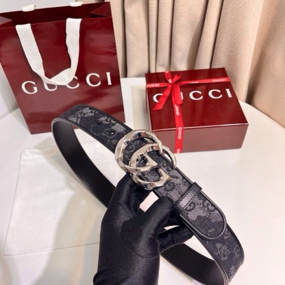 
古奇 新款 GG Marmont系列心選迷彩大理石紋GG帆布，為2026早春系列隨處可見的主要圖案之一增色添彩，40mm