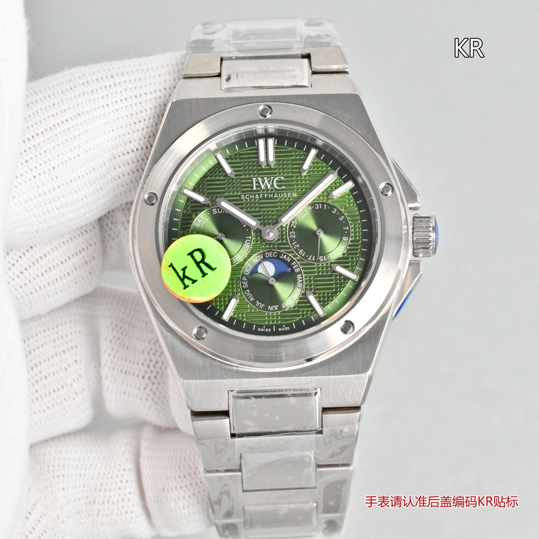 KR新品  萬國工程師系列萬年曆腕表，復刻界最複雜的腕表，所有功能同步原裝，所有功能調節通過把頭控制.
1⃣️【功能介紹】3點鐘位置顯示日曆，9點鐘位置顯示星期，6點鐘月份月相指針顯示。

2⃣️【做工精細】外殼採用原版同樣的三件套結構，中間拉絲，上下殼為拋光，鏡面採用高成本的鍋蓋形藍寶石，使其質感提升。

3⃣️【機芯性能】尺寸41.6mm,機芯採用天津機芯改82600，高效穩定，動力時間長達72小時以上，進行加裝複雜的萬年曆模塊，而且同步所有功能實現同步原裝通過把頭調節。


