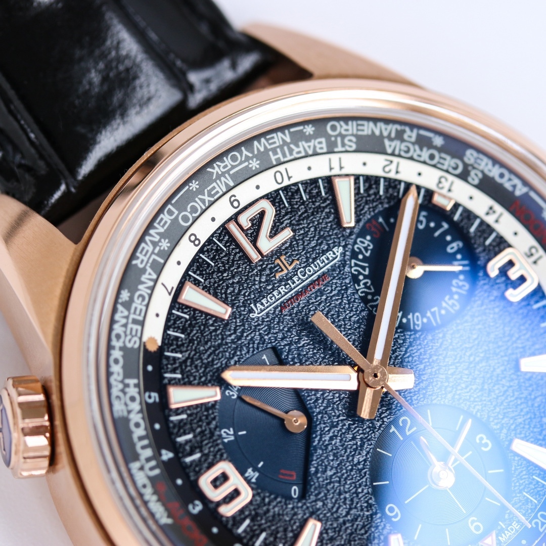 積家 北宸系列  Geographic WT“全球限量版”地理學家世界時腕表採用藍黑漸變色與全黑色錶盤 腕表的凸緣顯示全球24個時區 成為行動派男士旅行期間的可靠搭檔 佩戴者可透過10時位置的表冠設定 尺寸43mm表殼 316L鋼殼 搭配拱“鍋蓋”鏡面 採用亞洲機芯復刻版：936A/1自動上鏈 技術無與倫比 城市名部分以乳白色為基底 2時位置的日曆顯示 6時位置的第二時區顯示和10時位置的動力儲存顯示副錶盤飾以太陽放射狀飾紋 進口牛皮 升級版原裝折疊扣 SJ精緻推薦男士多功能機械腕表