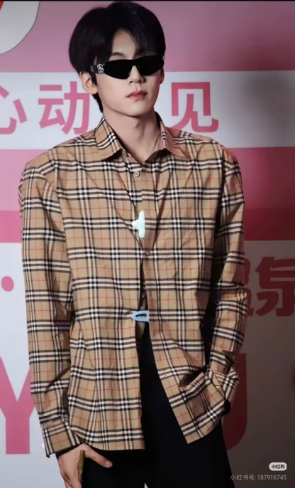 Burberry/巴寶莉 經典口袋小格紋棉質長袖襯衫
面料採用雙股80支梭織小斜紋面料，格紋對位，
紗線定織定染，每個獨立的尺碼都是定位裁片，前幅，口袋，
袖子等部位都是對格對位的，工序複製，費時費料，採用純天然珍珠貝殼紐扣，
洗水嘜定制，多處手工一片一片激光剪裁對位，
所有工序，用料都是ZP做法，區別市面一眼假版本
顏色：卡其小格
S Size：S-XL