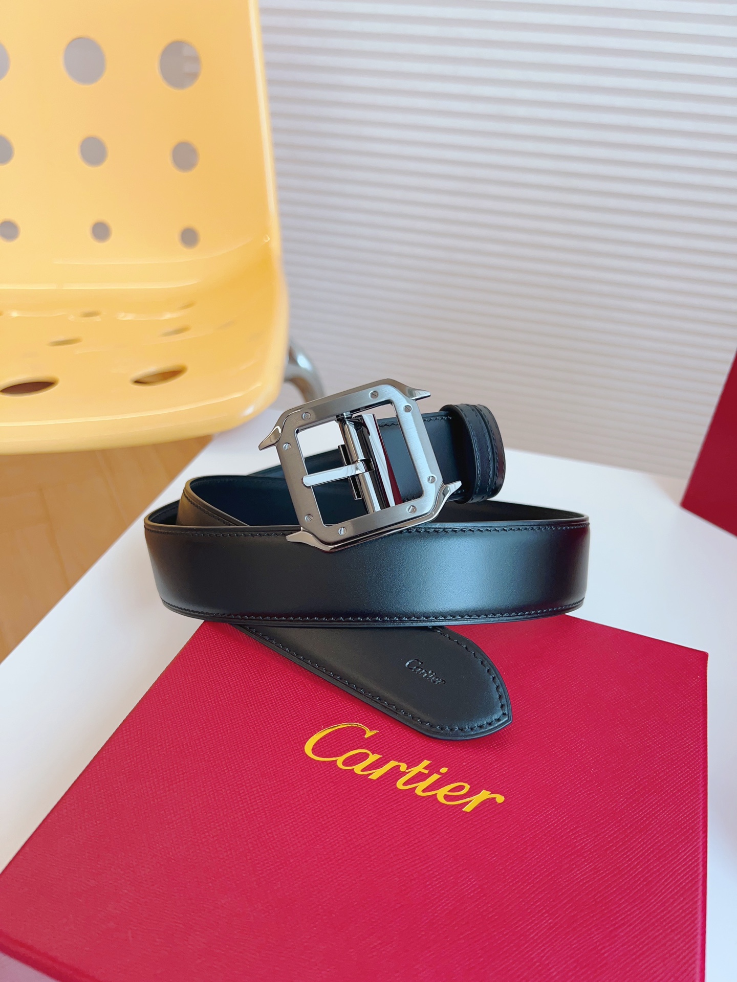 
Cartier（卡地亚）凭借匠心杰作展现与众不同的美感，融合精湛工艺与经典设计，演绎隽永风格；潇洒不羁，果敢独立！此款式易搭配服饰；休闲正装两相宜。皮带宽度：35mm