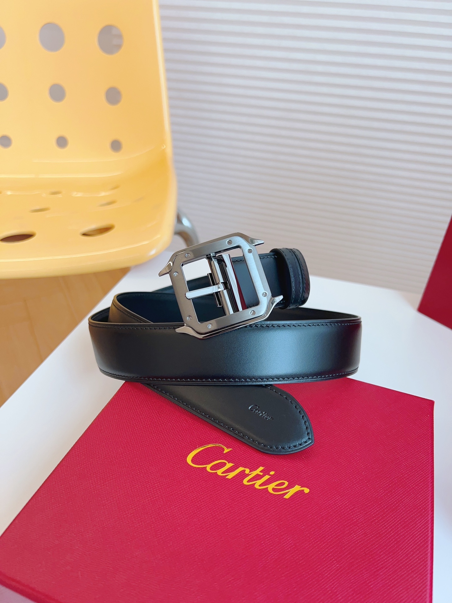 
Cartier（卡地亚）凭借匠心杰作展现与众不同的美感，融合精湛工艺与经典设计，演绎隽永风格；潇洒不羁，果敢独立！此款式易搭配服饰；休闲正装两相宜。皮带宽度：35mm