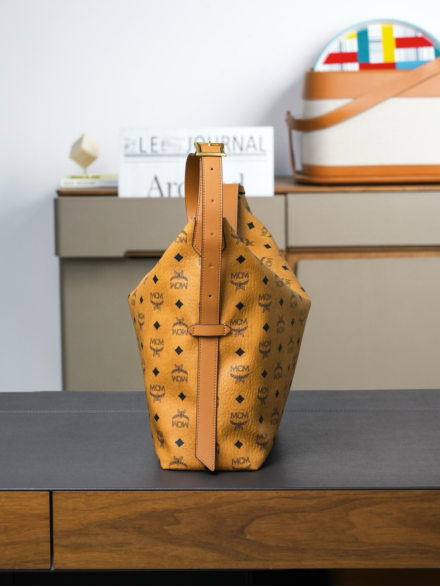 ®新品上市®官網同步
𝙈𝘾𝙈 𝘼𝙧𝙚𝙣 𝙃𝙤𝙗𝙤🆕新款
乾邑色大號#肩背包

·CP獨家出品｜乾邑色
這款Visetos Hobo包採用可調節皮革肩帶設計，並飾有帶掛鎖的皮革吊牌。
這款單品對經典的休閒款式進行了現代風的全新演繹，在柔軟與挺闊之間取得了理想的平衡。這款大號Aren Hobo肩背包採用了傳統MCM行李箱的設計元素，包括一個可拆卸皮革吊牌及雕花Logo掛鎖，達到錦上添花的效果。
