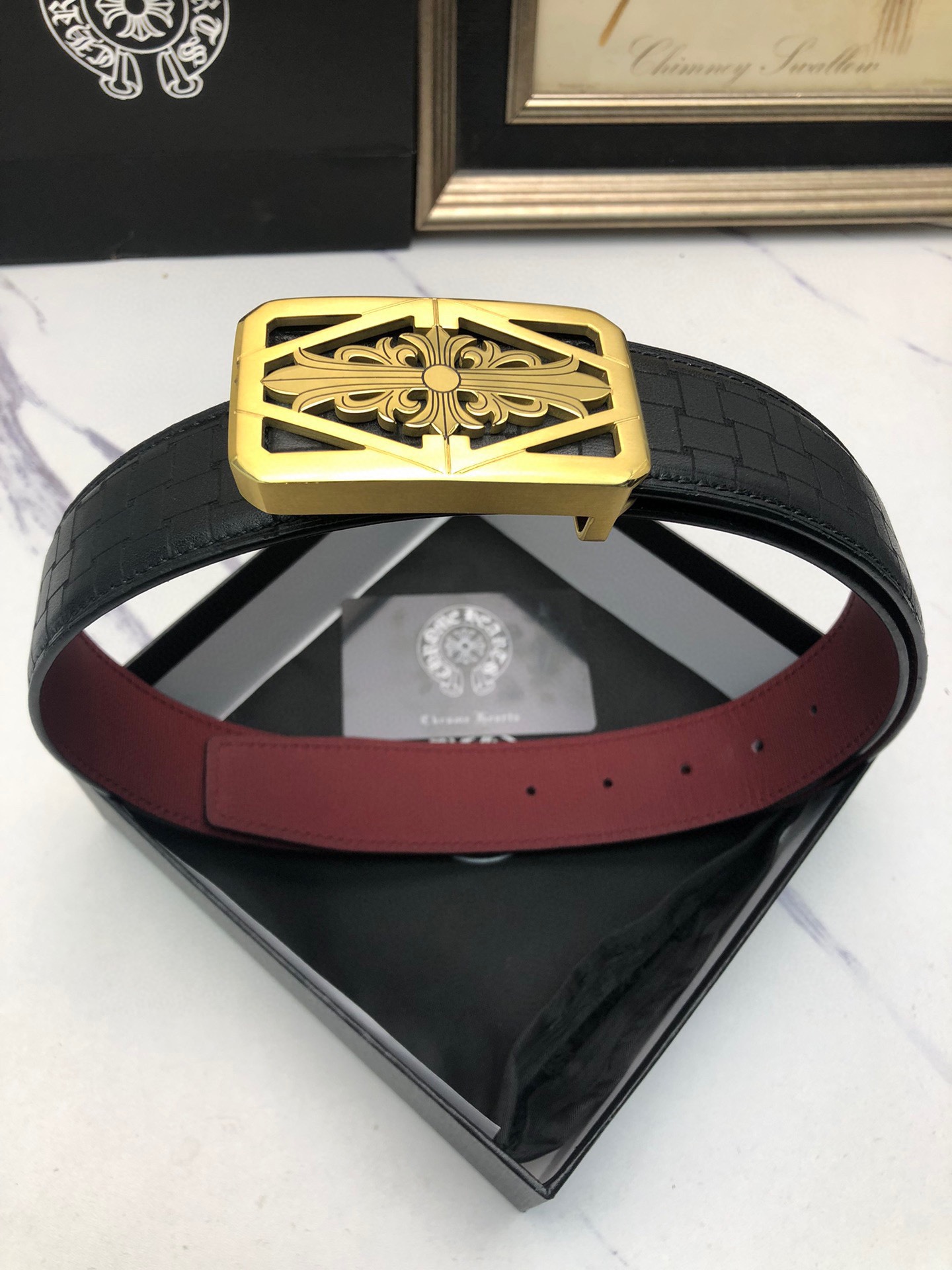 克羅星：原單頭層牛皮燙印花紋面，內襯頭層小牛皮底，搭配原單自動扣，可裁剪的自動帶，此款腰帶面雙採用意大利原定廠制進口牛皮帶身 ，對專版櫃足寬3.5