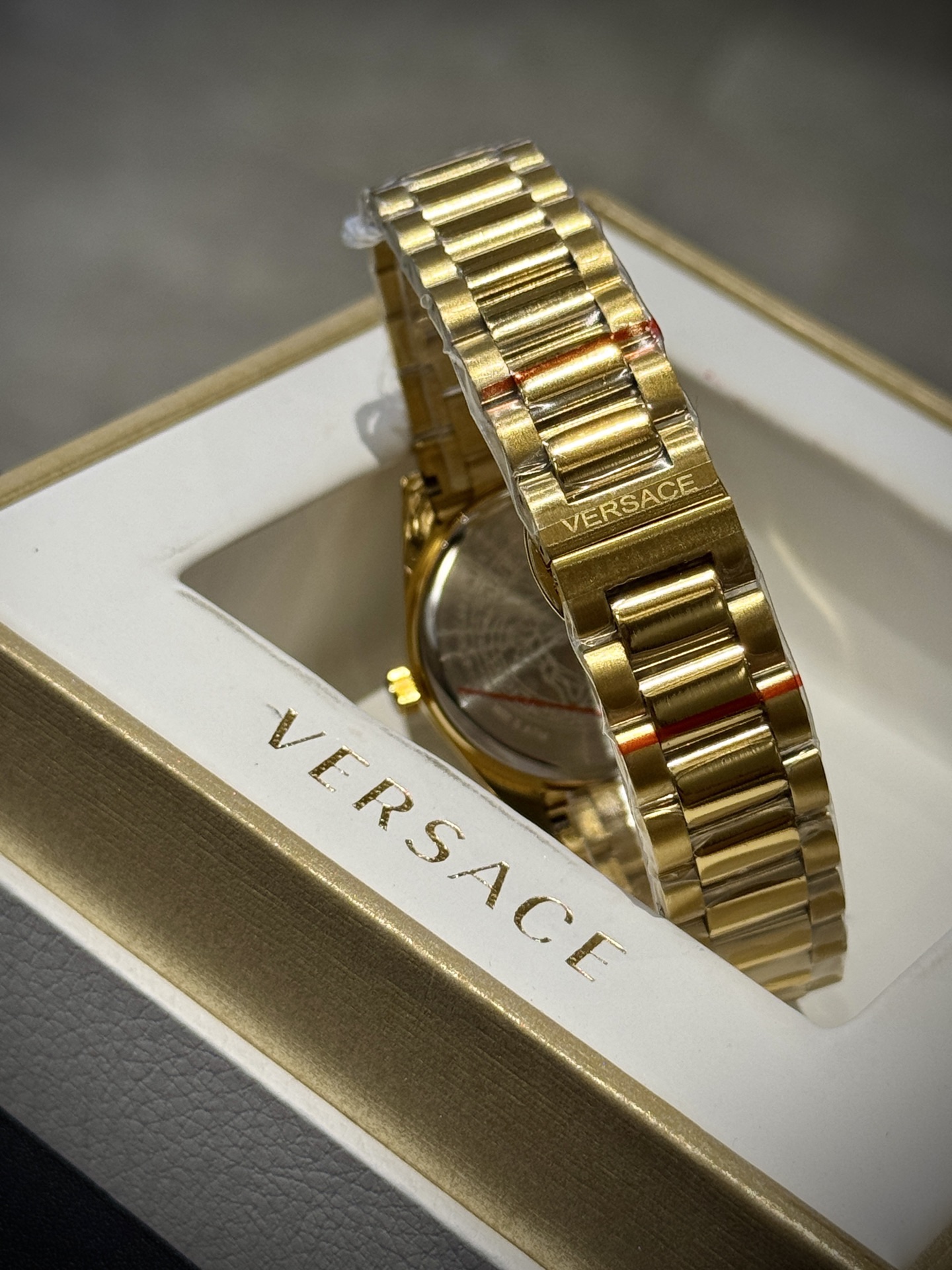 
Versace範思哲石英手錶，VERSACE MILLENYIUM  LADY系列，採用希臘回紋元素錶盤，12時位飾有美杜莎頭像展現範思哲經典圖案魅力，錶鏈印刻希臘回紋搭配雙按蝴蝶扣設計，兼具時尚與舒適，錶盤男款40mm 女款32mm 30米生活防水，進口石英機芯

立即搶購👉