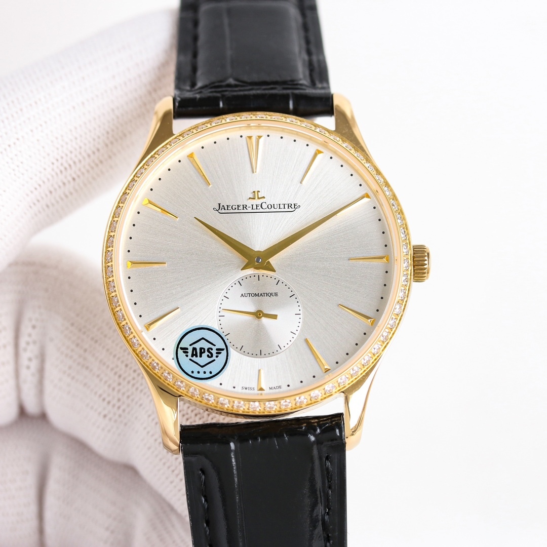APS新品首發 積家大師系列1218420，傳統與現代的和諧樂章。Master Ultra Thin 超薄大師系列小秒針腕表精鋼款搭（直徑 39 毫米），內載896機芯。此自動上鏈機械機芯精准指示時、分、小秒。
1⃣全新大師系列兩針半採用原裝一致的896機新一比一開模
2⃣簡約精緻的錶盤採用立體式logo，錶盤搪瓷精緻而細膩，帶有標誌性的放射紋
3⃣指針與原裝一致採用陰陽針，一半拉絲一半拋光，錶帶採用進口小牛皮，一鍵式快拆錶帶表扣更加便捷