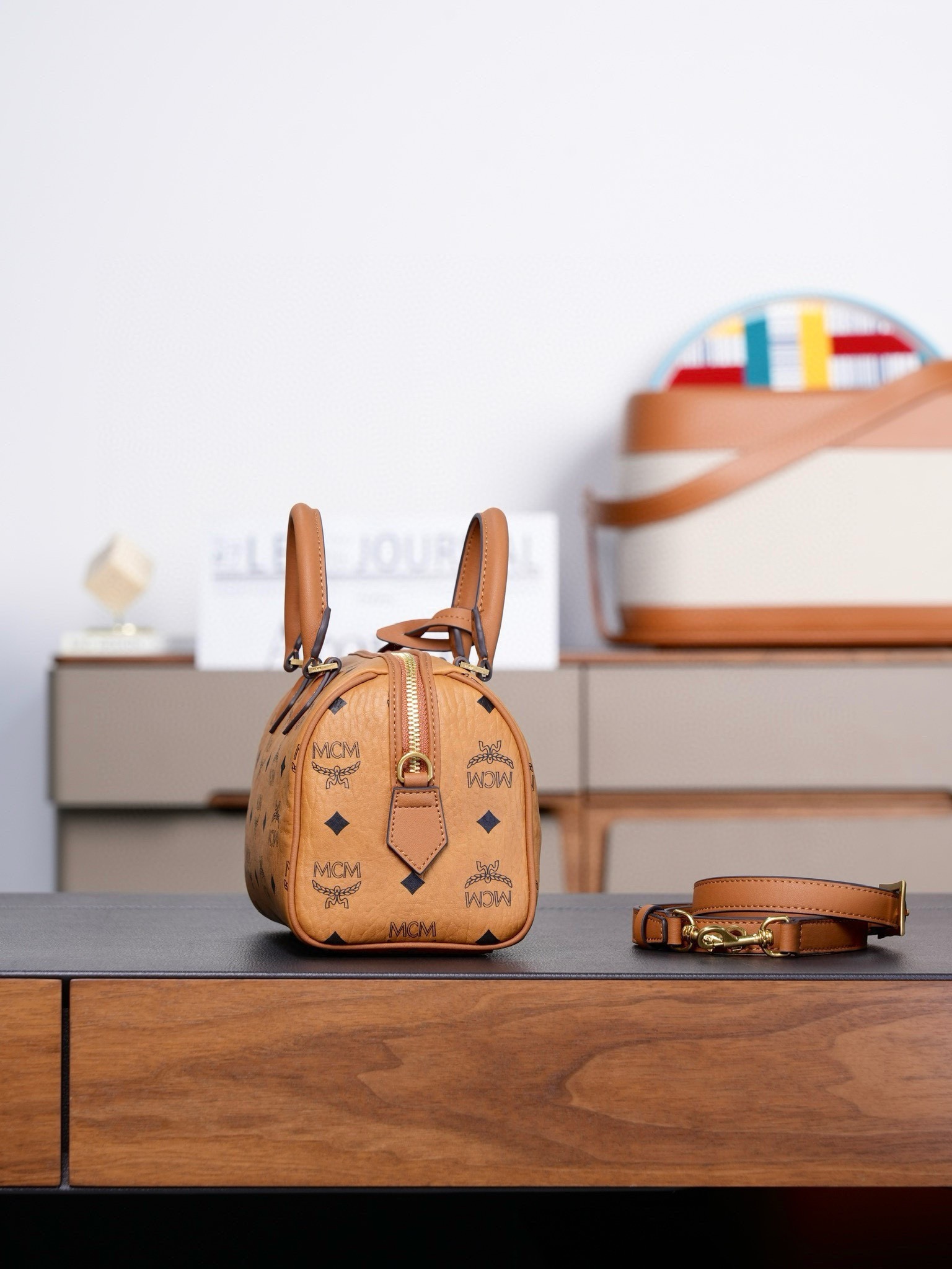 ®全新升級®官網同步
𝙈𝘾𝙈 𝙀𝙡𝙡𝙖 𝘽𝙤𝙨𝙩𝙤𝙣
乾邑色𝙎𝙢𝙖𝙡𝙡#波士頓枕頭包

·CP獨家出品｜乾邑色
這款Visetos波士頓包採用天然Nappa皮革飾邊、皮革吊牌及掛鎖設計。
這款小號Ella波士頓包誕生於慕尼黑的黃金時代，是一款日用肩背包。皮革吊牌及雕花Logo金屬掛鎖的設計靈感源自品牌的旅行傳統，直接取材於品牌的經典旅行箱。

型號：MWBFAEA03PZ001
尺寸：25*14*16cm
肩帶：可調節93-109cm
開合：拉鍊式
顏色：乾邑色/