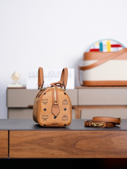 ®全新升級®官網同步
𝙈𝘾𝙈 𝙀𝙡𝙡𝙖 𝘽𝙤𝙨𝙩𝙤𝙣
乾邑色𝙎𝙢𝙖𝙡𝙡#波士頓枕頭包

·CP獨家出品｜乾邑色
這款Visetos波士頓包採用天然Nappa皮革飾邊、皮革吊牌及掛鎖設計。
這款小號Ella波士頓包誕生於慕尼黑的黃金時代，是一款日用肩背包。皮革吊牌及雕花Logo金屬掛鎖的設計靈感源自品牌的旅行傳統，直接取材於品牌的經典旅行箱。

型號：MWBFAEA03PZ001
尺寸：25*14*16cm
肩帶：可調節93-109cm
開合：拉鍊式
顏色：乾邑色/