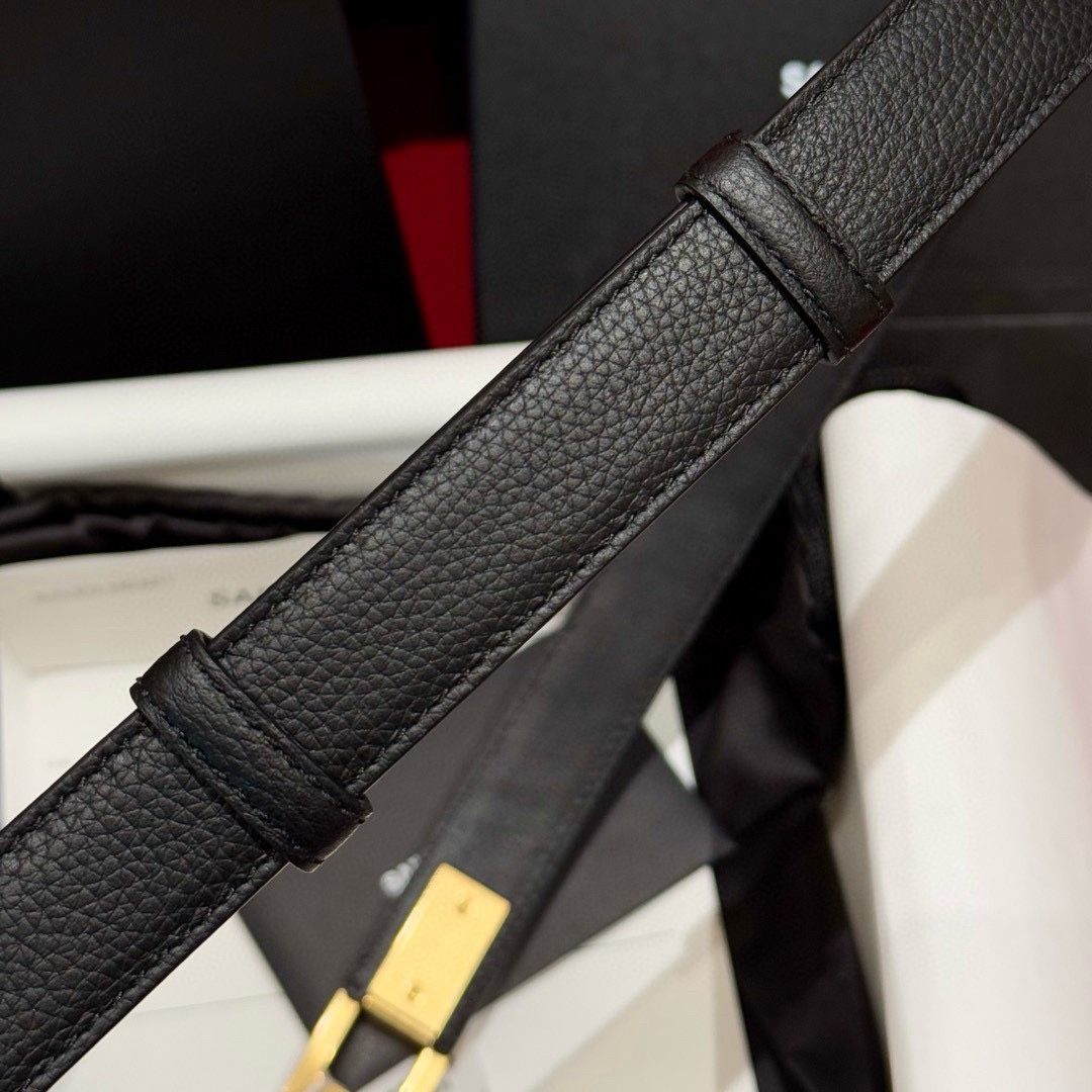 YSL頂級版復刻新寵腰帶
經典百搭款 搭配牛仔褲或者裙子都很好看 長短可調節 25mm寬 雙面進口小牛皮 精緻的真空鍍鈀搭扣飾有琺瑯字體效果