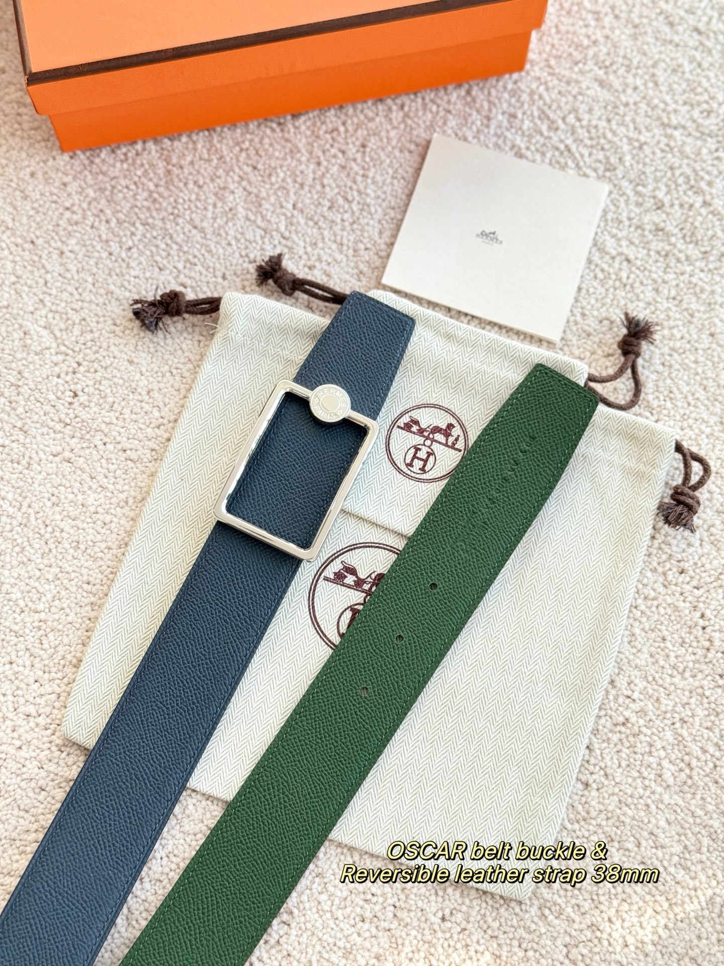 
❤️款 （ Y AA 080 ）OSCAR 精品五金 搭配双面进口Epsom 皮 宽度38MM 以其精湛工艺高品质材料和经典设计备受推崇 是男士腰带顶级选择 简约大气 适合商务和休闲场合 产品手感细腻 不仅是实用配饰 更是身份与品味的象征 ❤️