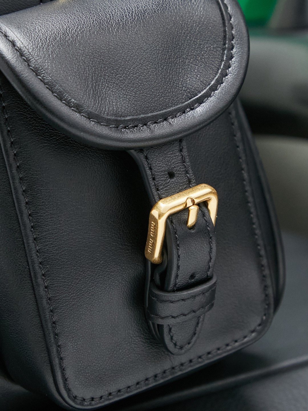 Miu新品特色款式中古机车包，超重工制做，精致柔软做旧擦色小羊皮，呈现百搭复古风格，多口袋元素与精美的五金配件彰显质感与实用性，延续 miu不拘一格，大胆创新，慵懒不鞍却又自然洒脱的风格，个性鲜明，能驾驭各种风格，上班通勤外出旅游都是绝佳选择，容量相当可光
尺寸：32X19 X14 cm