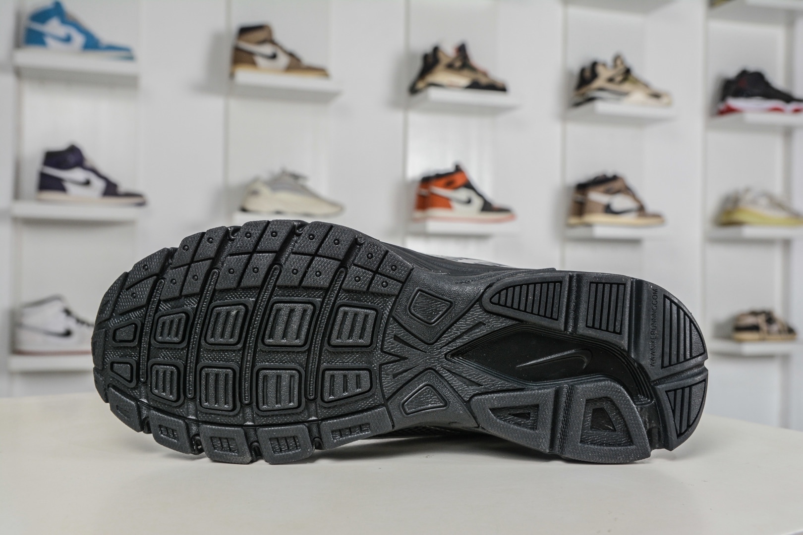 NK Air Zoom Vomero 20 經典復古潮流運動跑鞋 
貨號：HF7069 100
SIZE：36 36.5 37.5 38 38.5 39 40 40.5 41 42 42.5 43 44 45