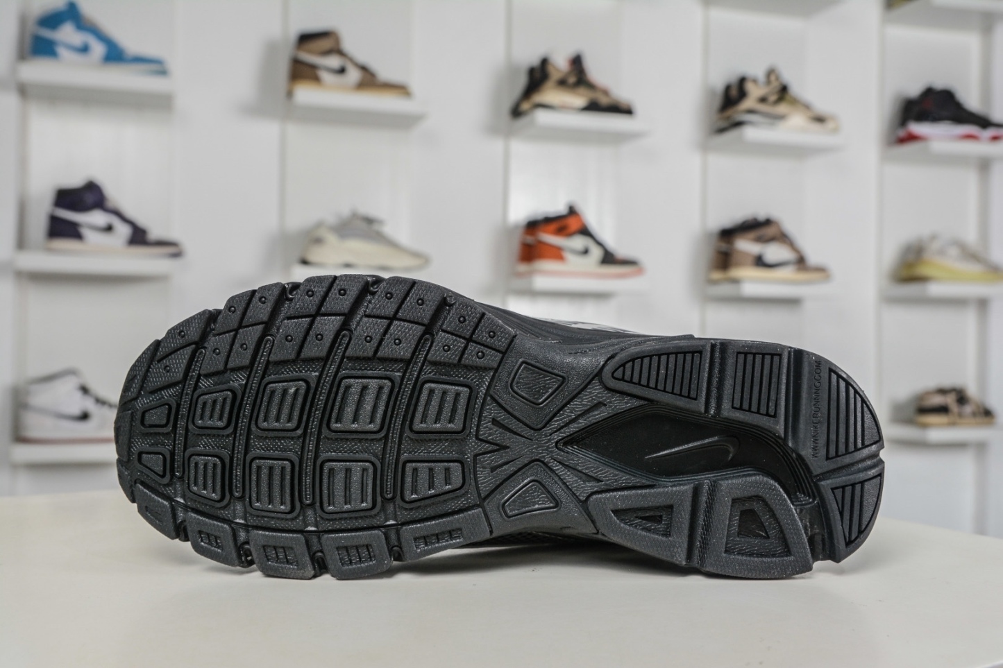 NK Air Zoom Vomero 20 經典復古潮流運動跑鞋 
貨號：HF7069 100
SIZE：36 36.5 37.5 38 38.5 39 40 40.5 41 42 42.5 43 44 45