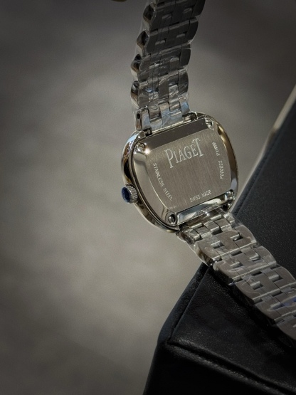 A8 factory•伯爵全新腕表 ﻿ #PiagetSixtie鎏金悅影系列 ﻿ 在瑞士鐘錶展「鐘錶與奇跡」閃亮登場！這款腕表游走於非凡制表工藝與黃金工藝之間，簡直是時尚與藝術的完美結合。Sixtie腕表採用獨特的梯形設計，重新詮釋1960年代末大膽華麗的風格，展現出獨特的魅力與優雅。
✨Sixtie系列腕表
✨直徑29毫米,
✨CNC數控雕刻精鋼梯形表殼
✨專櫃同步超薄厚度僅僅7mm
✨銀色太陽緞面打磨錶盤
✨316L精鋼錶鏈,搭載伯爵進口石英機芯  
認准A8出品！必屬精品！大廠品質！歡迎轉載！