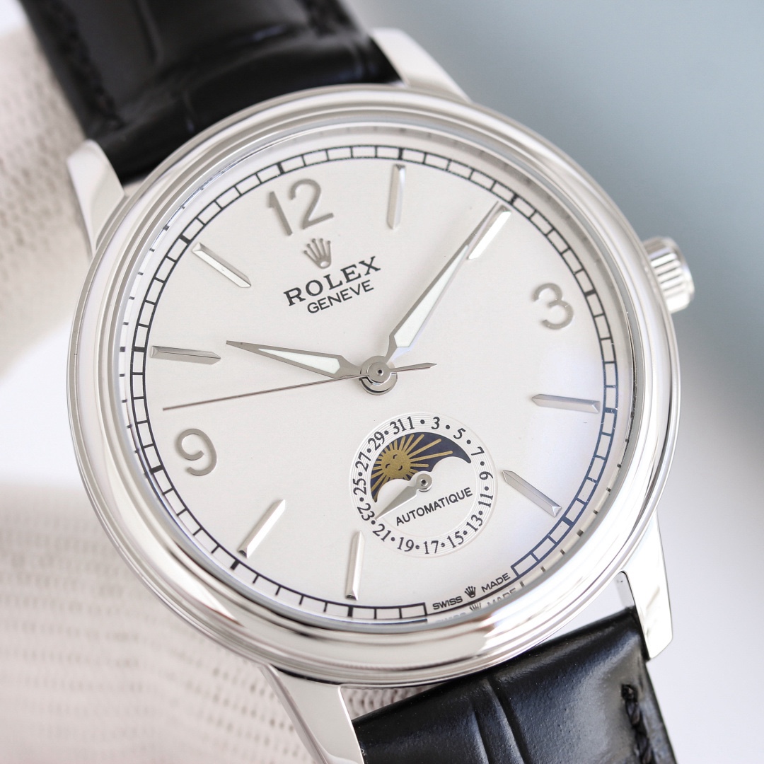 最新力作，市場最高版本最新推薦款，勞力士👑切利尼月相系列.男士腕表簡單不失大氣[勝利]搭載精准瑞士ETA2824-2機芯（6字位真日曆與24小時日月星辰功能）40mm表徑，316精鋼表殼，耐磨抗刮藍寶石玻璃，原裝品質針扣，具備超強防水功能，搭配意大利牛皮讓手腕更貼合舒適！TW工廠出品的勞力士充分體現了高級制表業最純粹的傳統！適合各種商務場合，簡斂精緻不失優雅！