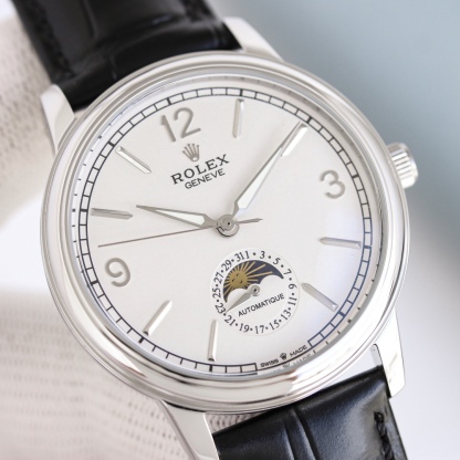 最新力作，市場最高版本最新推薦款，勞力士👑切利尼月相系列.男士腕表簡單不失大氣[勝利]搭載精准瑞士ETA2824-2機芯（6字位真日曆與24小時日月星辰功能）40mm表徑，316精鋼表殼，耐磨抗刮藍寶石玻璃，原裝品質針扣，具備超強防水功能，搭配意大利牛皮讓手腕更貼合舒適！TW工廠出品的勞力士充分體現了高級制表業最純粹的傳統！適合各種商務場合，簡斂精緻不失優雅！