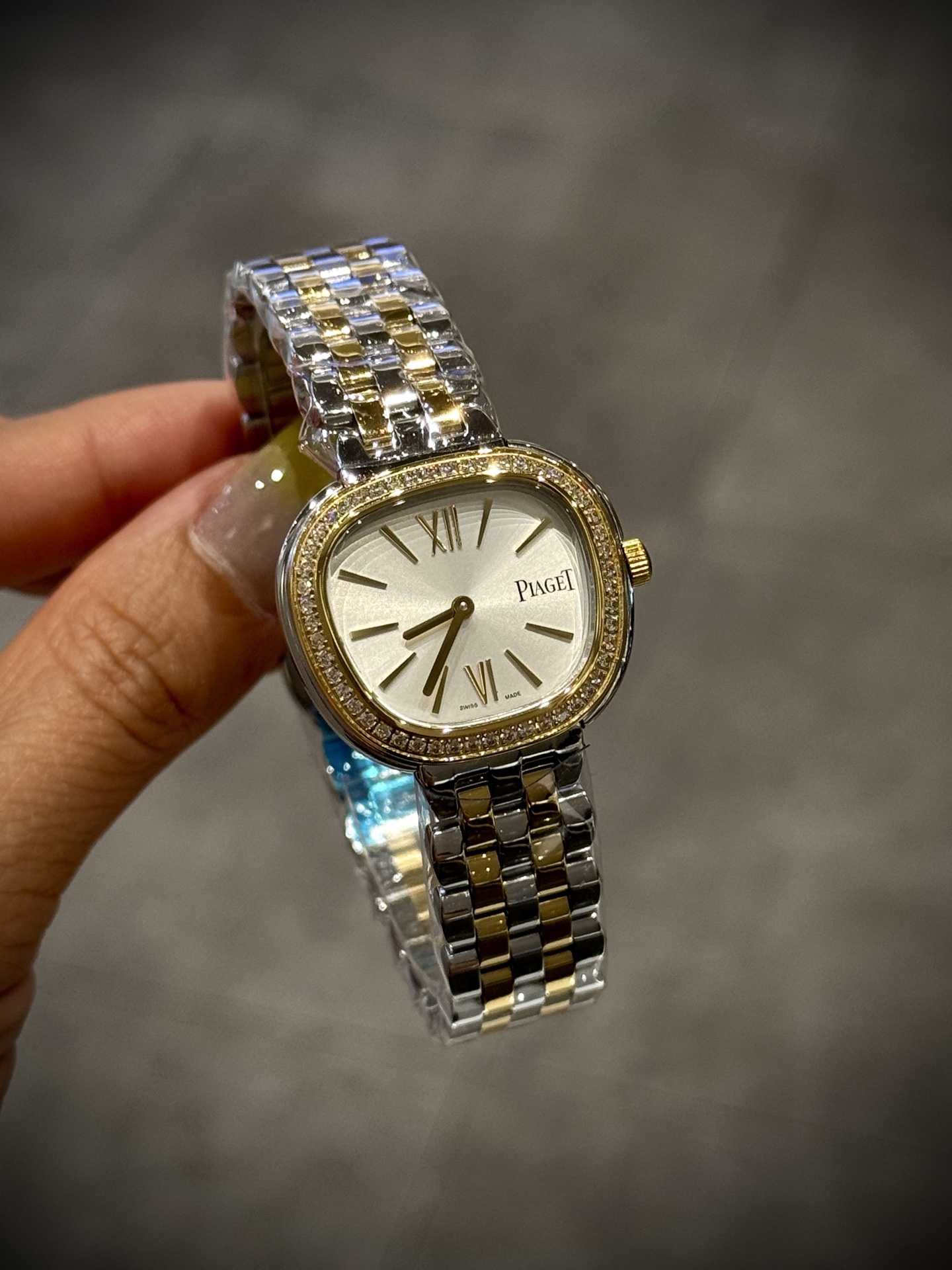 A8 factory•伯爵全新腕表 ﻿ #PiagetSixtie鎏金悅影系列 ﻿ 在瑞士鐘錶展「鐘錶與奇跡」閃亮登場！這款腕表游走於非凡制表工藝與黃金工藝之間，簡直是時尚與藝術的完美結合。Sixtie腕表採用獨特的梯形設計，重新詮釋1960年代末大膽華麗的風格，展現出獨特的魅力與優雅。
✨Sixtie系列腕表
✨直徑29毫米,
✨CNC數控雕刻精鋼梯形表殼
✨專櫃同步超薄厚度僅僅7mm
✨銀色太陽緞面打磨錶盤
✨316L精鋼錶鏈,搭載伯爵進口石英機芯  
認准A8出品！必屬精品！大廠品質！歡迎轉載！