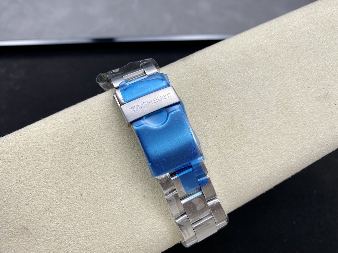 TAR年末巨獻——超級泰格豪雅系列腕表，正裝休閒兩不誤、小眾而不平庸、穩重而不失靈動，通勤的最佳首選腕表。全系均採用原裝數據打造、配件可以和原廠互換，頂級打磨 超強夜光 防水性能高達100米，超原單品質 誠意滿滿 並搭載原裝sw200機芯，歡迎品鑒！