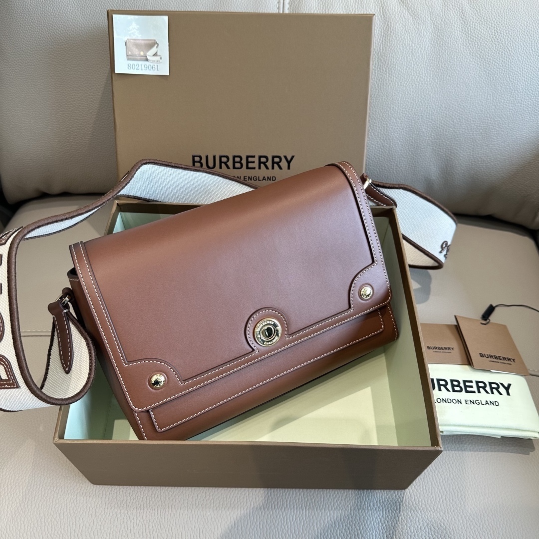 B家最新纖巧的斜挎包，採用意大利鞣制緝明線皮革精制而成，飾有鐫刻徽標的亮澤按扣，棉質帆布肩帶處飾有 Burberry 字母貼花。
25 x 8.5 x 18cm
肩背帶垂直佩戴高度：43cm🌟型號9061