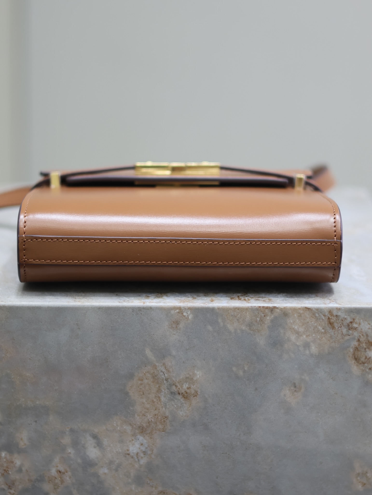 Manhattan mini_腋下/斜挎包
曼哈頓的經典造型，給人一種氣場很大的感覺！全包採用原廠牛皮精心製作，翻蓋中央的金屬搭扣是曼哈頓系列的標誌性元素，包內有一卡袋，無其他多餘隔層，所以自重超級輕！可以肩背 斜挎及腋下背法。整體風格幹練又率性，是超級簡約耐看又大方的款式！
型號：727766
尺寸：19×14×4cm