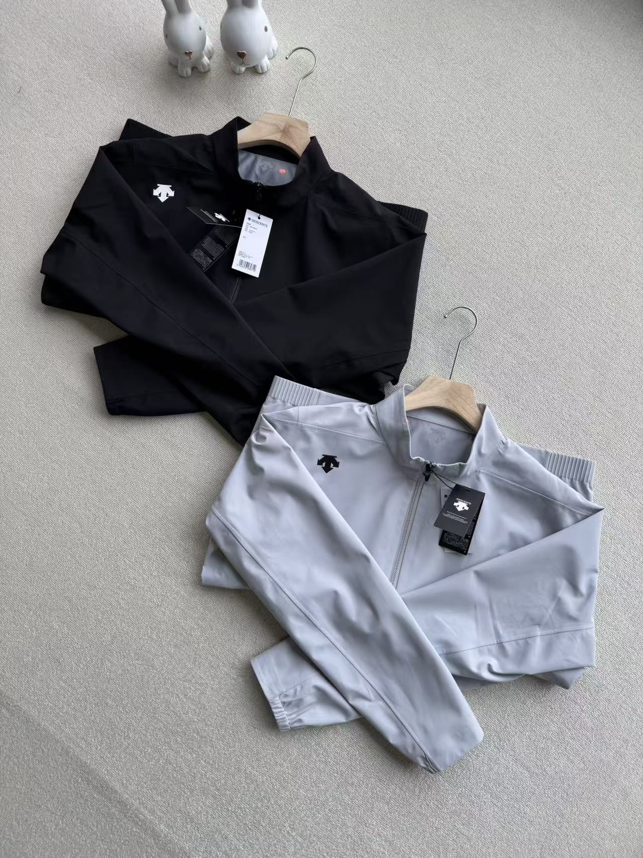 26春款 DESCENTEGOLF迪桑特高爾夫新品男PRO系列防風防潑水夾克外套

採用全無縫熱壓膠工藝，告別針孔滲水，風雨無縫可鑽；搭載專業防水透氣面料，強防風、拒暴雨，極端天氣依舊乾爽。表層DWR防油污防潑水處理，水漬油污一擦即淨，耐髒易打理。剪裁利落百搭，戶外徒步、日常出行皆有型，耐磨抗造，四季實用。

顏色 ：黑色 淺灰
尺碼：m-3XL 圖9