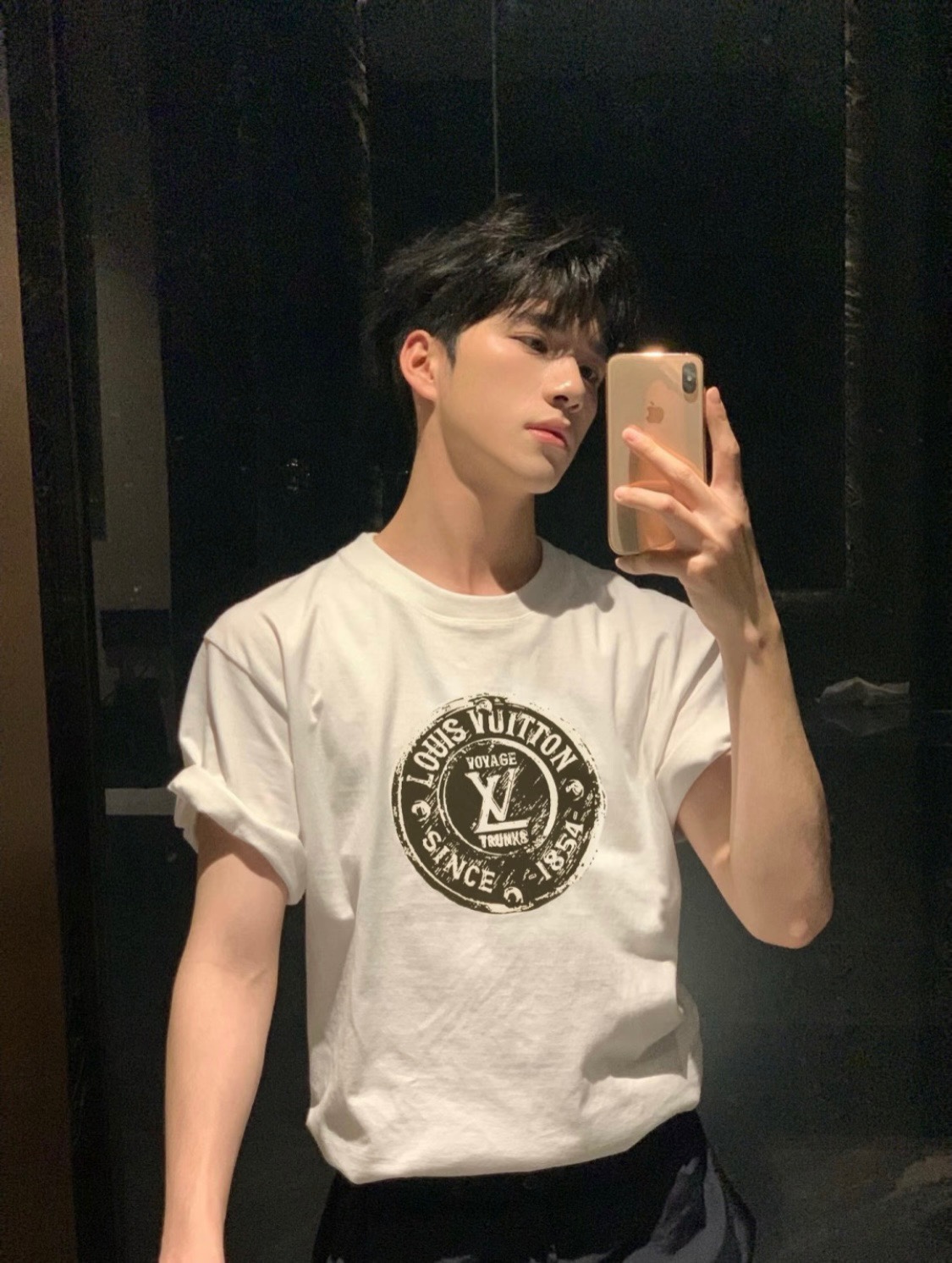 Louis Vuitton/路易威登 25ss 印章logo印花短袖
本款T恤以柔軟透氣的棉質針織裁出休閒廓形。胸前印章點綴多樣路易經典元素，涵蓋品牌創始年份，歌頌品牌的旅行與制箱傳承。

面料紗線支數為60支，屬於高支棉紗紗線細膩柔軟。單股結構使面料更輕盈透氣，雙面針織工藝，正反面紋理一致，面料結構緊密，彈性較好不易卷邊，觸感細膩適合貼身穿著。

TPU光油印花工藝，這是一種結合功能性材料與視覺效果的先進印花技術，尤其適用於提升面料的高端質感。印花用於增加光澤、立體感和特殊觸感，用於設計獨特
