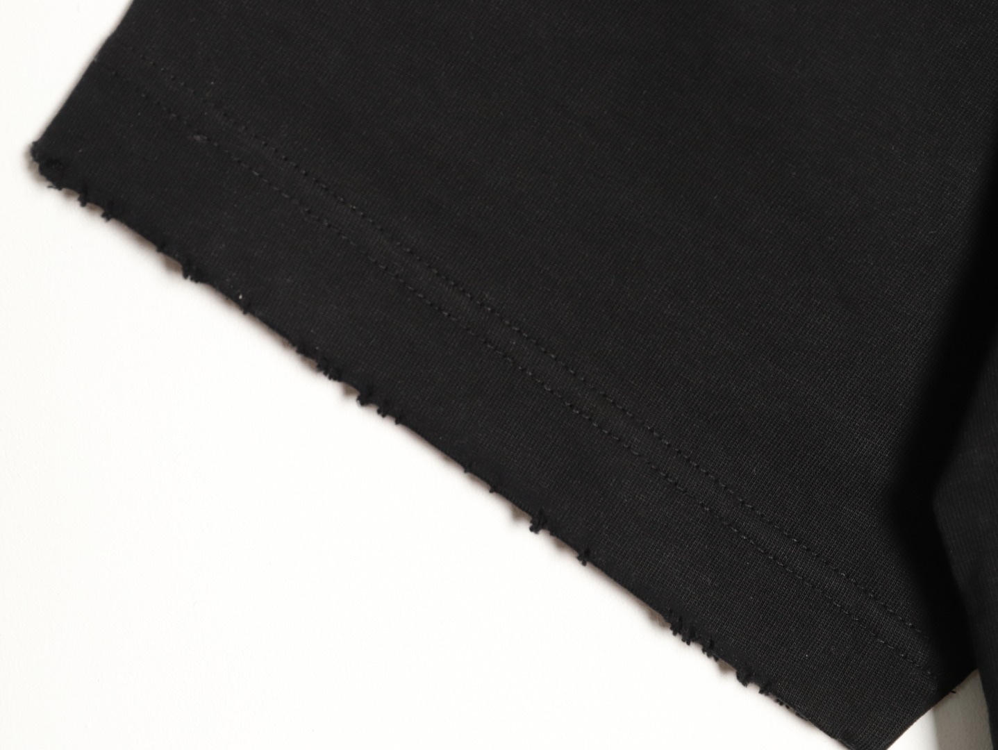 Balenciaga/巴黎世家 26ss 後背麥穗刺繡短袖
No.1的質量 真正天花板品質，正確320g定織定染雙紗面料 柔軟舒適，成衣洗水 定染螺紋 無色差 不變形 手工磨爛超重工藝。螺紋領口均為某巴某黎原領口 高包裹度 領口寬度和櫃櫃精確到毫米 厚領口不易變形，注意做工 領口處針腳 無折疊 順暢自然沒重疊線 真正還原 這是多少人都做不到的 ，區別市場通貨!
M1 Size: S-XL