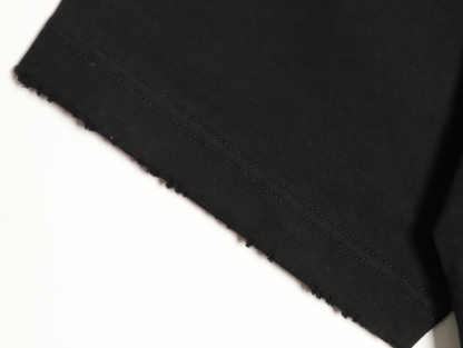 Balenciaga/巴黎世家 26ss 後背麥穗刺繡短袖
No.1的質量 真正天花板品質，正確320g定織定染雙紗面料 柔軟舒適，成衣洗水 定染螺紋 無色差 不變形 手工磨爛超重工藝。螺紋領口均為某巴某黎原領口 高包裹度 領口寬度和櫃櫃精確到毫米 厚領口不易變形，注意做工 領口處針腳 無折疊 順暢自然沒重疊線 真正還原 這是多少人都做不到的 ，區別市場通貨!
M1 Size: S-XL