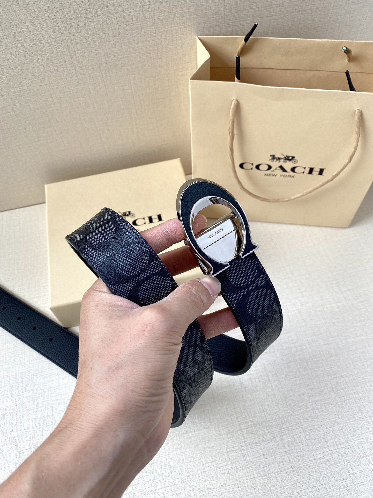 寬度3.8cm COACH 這款雙面腰帶一面為經典標誌帆布材質，另一面為精制皮革材質，配有標誌性扣件，將兩種外形合二為一。通過簡單的說明，可用剪刀剪裁至完美合身度。
標誌印花配頭層牛皮
可裁剪
雙面
38M (寬)