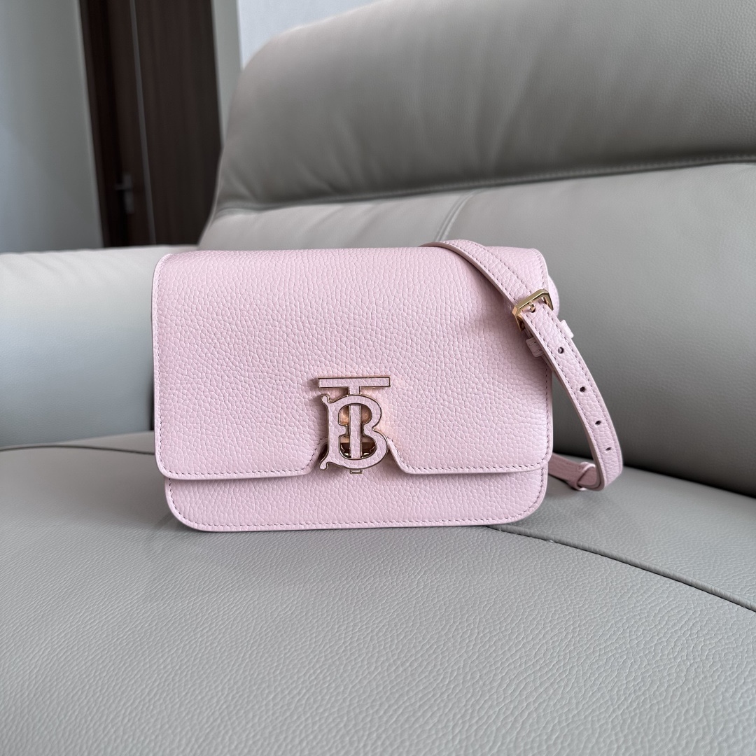 B家最新版型立挺的「TB 專屬標識鎖扣包」，選用意大利鞣制粒紋皮革打造，搭配緝明線設計，鎖扣裝飾 Thomas Burberry 靈感專屬標識，可肩背、斜背或打造手拿包造型。
21 x 6 x 16cm❤️型號3311