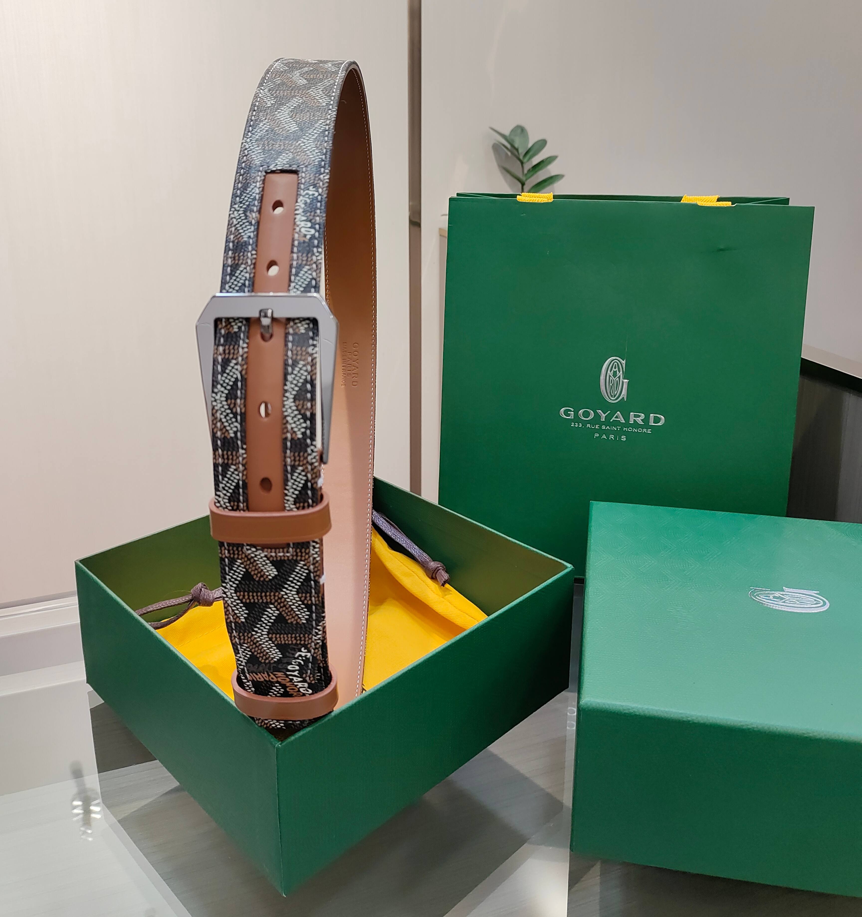 
Goyard(戈雅)腰帶源於法國奢侈品牌，設計風格簡約低調，腰帶身有標誌性帆布搭配進口頭層牛皮，腰帶扣採用簡約精品鋼扣，延續品牌的低調奢華，帶身寬度3.4CM，適用商務休閒日常佩戴。