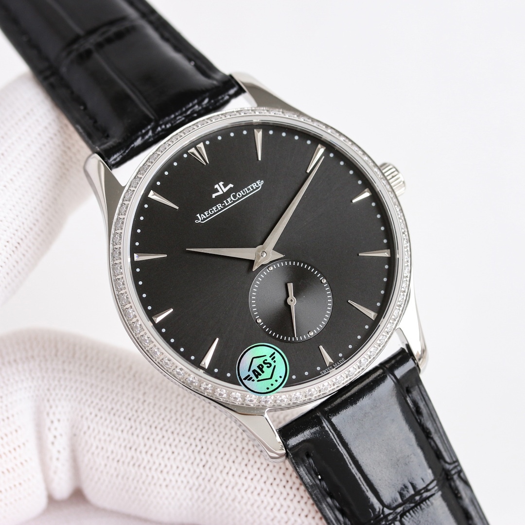 APS新品首發 積家大師系列1218420，傳統與現代的和諧樂章。Master Ultra Thin 超薄大師系列小秒針腕表精鋼款搭（直徑 39 毫米），內載896機芯。此自動上鏈機械機芯精准指示時、分、小秒。
1⃣全新大師系列兩針半採用原裝一致的896機新一比一開模
2⃣簡約精緻的錶盤採用立體式logo，錶盤搪瓷精緻而細膩，帶有標誌性的放射紋
3⃣指針與原裝一致採用陰陽針，一半拉絲一半拋光，錶帶採用進口小牛皮，一鍵式快拆錶帶表扣更加便捷