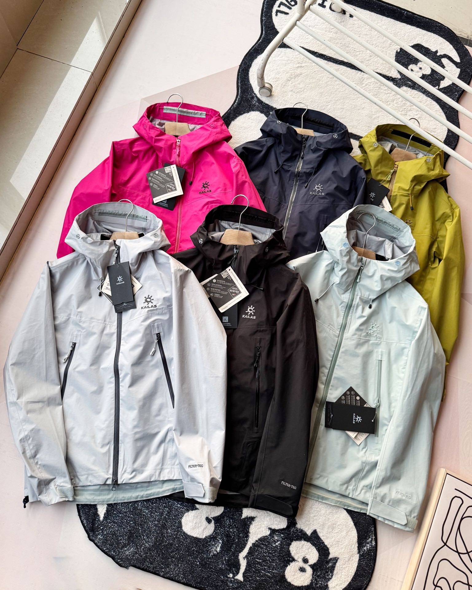 KAILAS凱樂石博格達衝鋒衣！防風防水透氣保溫，六色可選！面料採用與100D Gore-Tex Pro同級防護科技，人性化剪裁設計立體剪裁在肩部、肘部預留充足活動空間，背負重包時也不會束縛動作。風帽後側設有抽繩調節系統，暴雨時收緊可防止雨水糊臉；袖口採用鈎環固定，大幅活動時不易移位。透氣與輕量平衡腋下雙拉鍊設計能在運動時形成有效通風。整體重量控制得當，長途徒步不會造成負擔。可拆卸內膽：三合一設計最驚喜的是羽絨內膽
羽絨內膽特別輕便，保暖效果很好；可拆卸，很方便穿脫，拆掉羽絨內膽，就是一件風殼